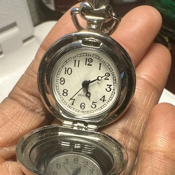 Avon vintage Silver and Black Watch with Crystals- one stone is missing - Picture 7 of 16